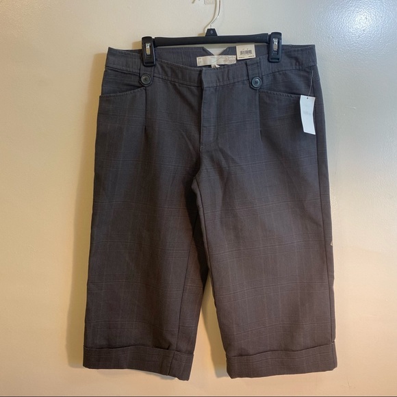 Pants - Old Navy women’s  gray capri pants. Size 12